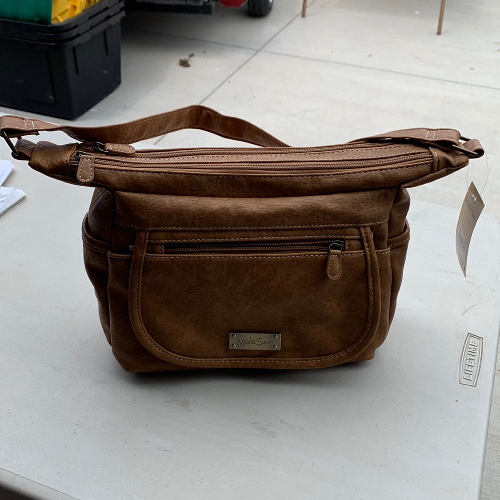 Women’s leather purse. Never been used. New with tags